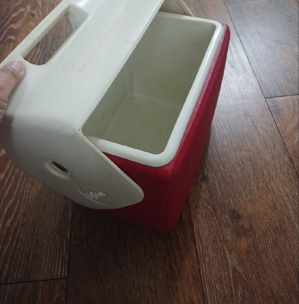 Igloo Red and White Retro Cooler - Picture 8 of 10